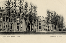 16015 Gezicht op de voorgevels van de huizen en de kerk Zusterplein 14-lager te Zeist uit het zuidwesten, met een rij ...